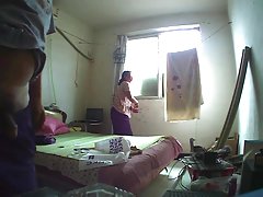 Brunette teki osoittavat kameran
