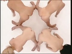 Nainen työntää munan suuhun