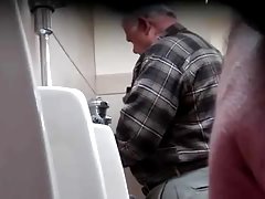 Ruskettunut aasian tyttö toimii ulos hänen pillua