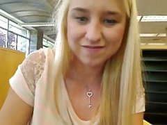 Vanha nainen näyttää, mitä hän teki nuoruudessaan