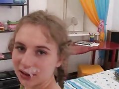 Seksikäs poikasen sensi pearl riisuu hitaasti ennen saapumista kaveri