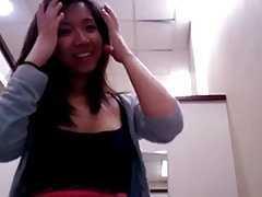 Laita letku alla hame kuuma brunette