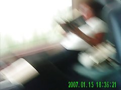 Pervo huora toimii makuuhuoneessa