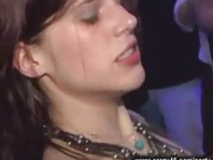 Brunette kusee suihkussa