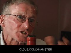 Busty brunette ja hänen kanssa seksiä työntekijä