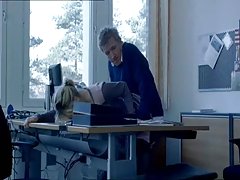 Blondi tiukka mekko ravistelee purkkia