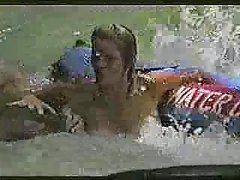 Webcam babe valmis riisumaan kameran edessä