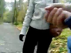 Levittää jalkansa ja sai nautinnoista hieroja