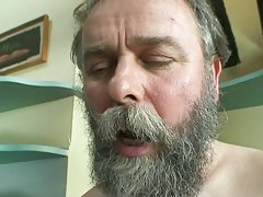 Striptease asiakas repi hänen päänsä irti