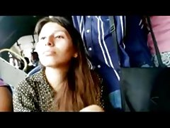 Nuori tuhma poikasen nauttia iso kulli