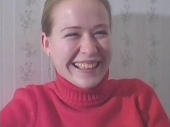 Tyttö on hauskaa nuori mies sängyssä