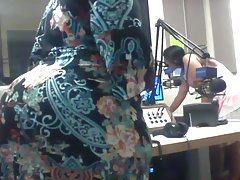 Brunette sidottu sänkyyn