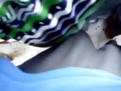 Kuuma, nuori tyttö yrittää kameran
