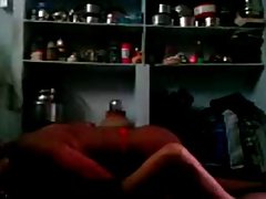Hyväily sängyllä nuori tyttö