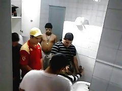 Tyttö kannusti hänen poikaystävänsä korjaamiseen sohva seksiä